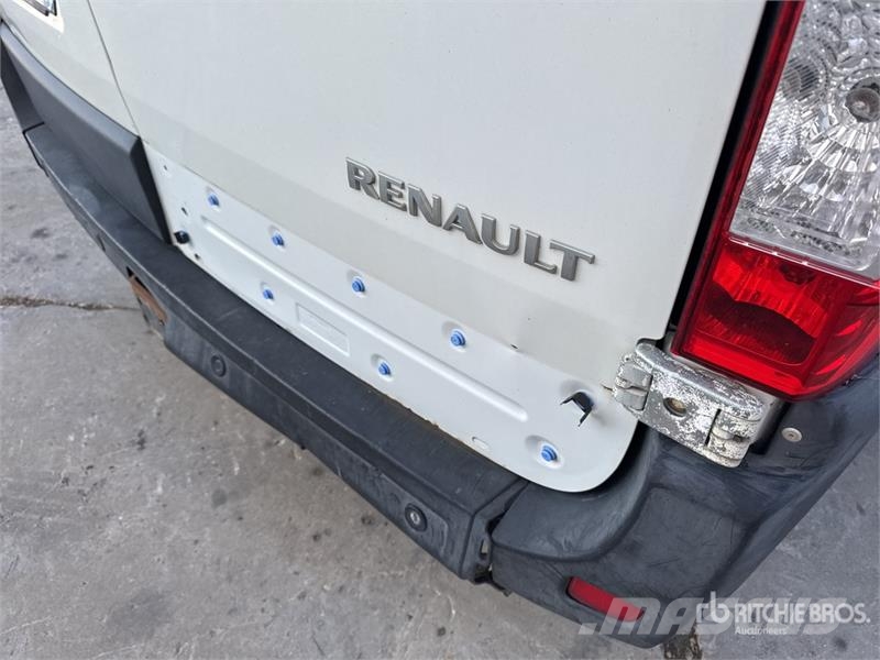 Renault Master شاحنة مقفلة