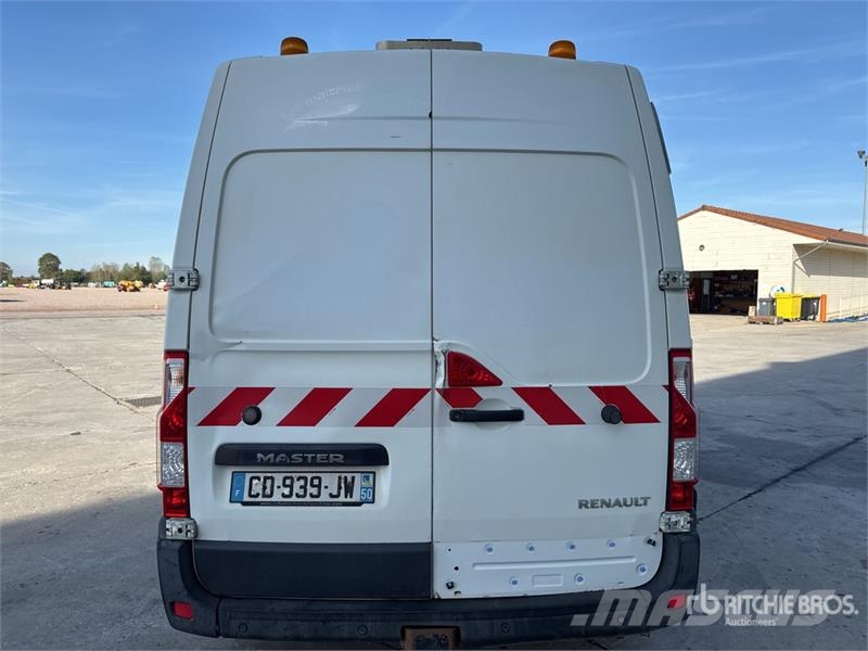 Renault Master شاحنة مقفلة