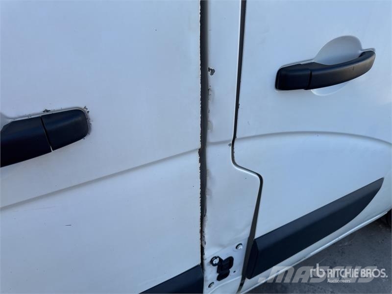 Renault Master شاحنة مقفلة