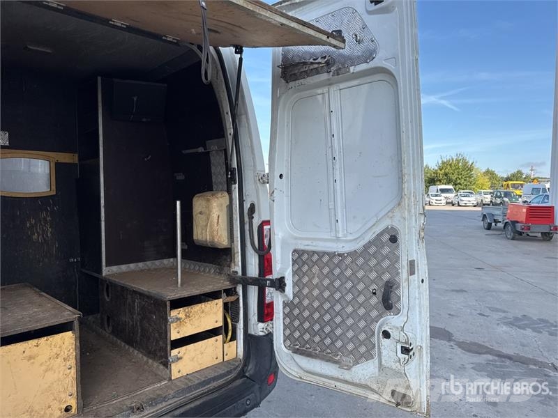 Renault Master شاحنة مقفلة