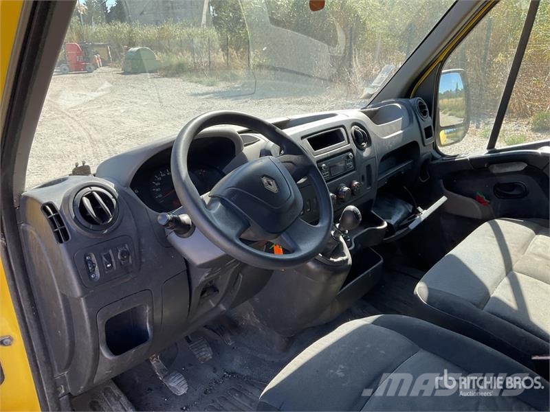 Renault Master شاحنة مقفلة