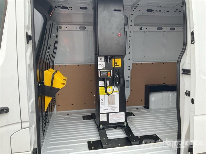 Renault Master 4x2 Bucket Truck w/2023 Versalift VTE-125 1 Truck & Van mounted aerial platforms