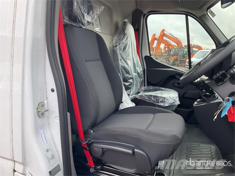 Renault Master 4x2 Bucket Truck w/2023 Versalift VTE-125 1 Truck & Van mounted aerial platforms