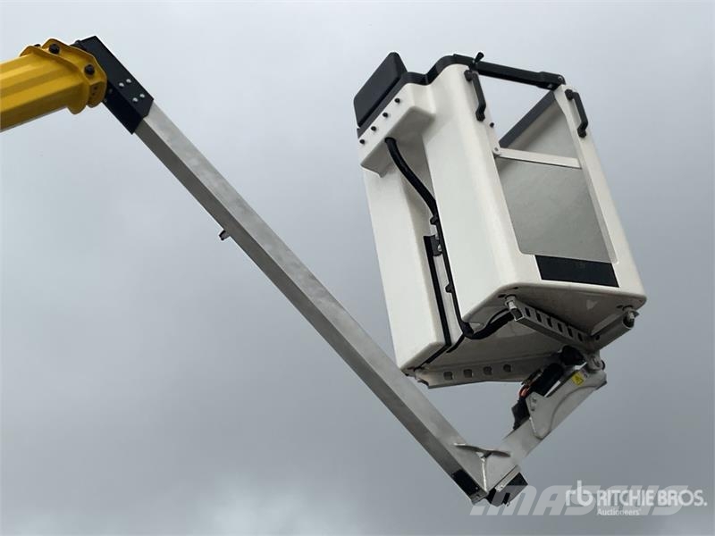 Renault Master 4x2 Bucket Truck w/2023 Versalift VTE-125 1 Truck & Van mounted aerial platforms