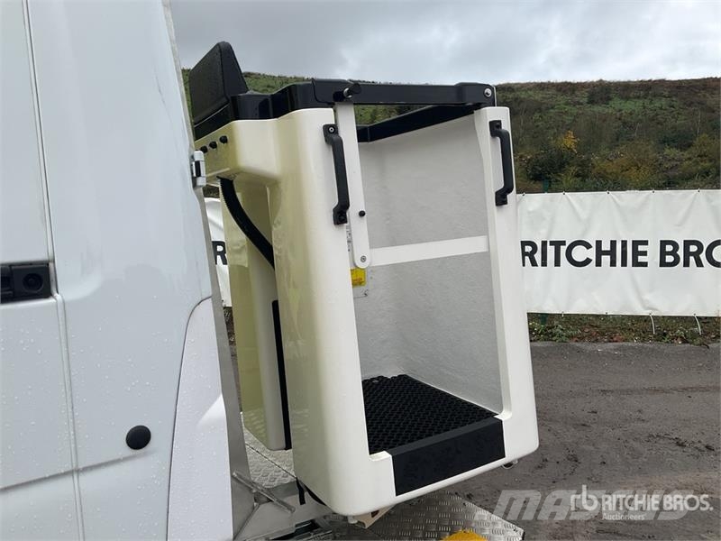 Renault Master 4x2 Bucket Truck w/2023 Versalift VTE-125 1 Truck & Van mounted aerial platforms