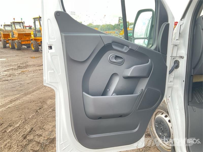 Renault Master 4x2 Bucket Truck w/2023 Versalift VTE-125 1 Truck & Van mounted aerial platforms