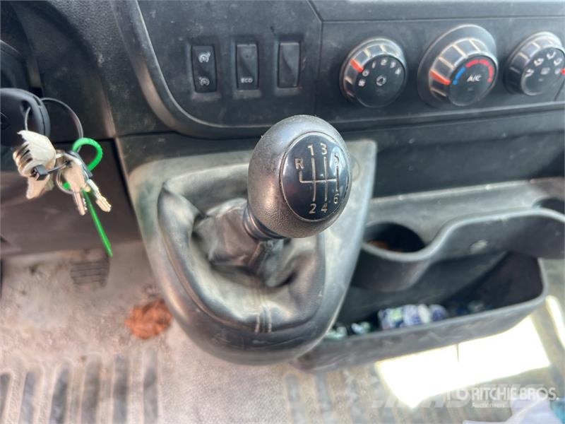 Renault Master Camion Benne Dump Truck (Inoperable) شاحنات قلابة