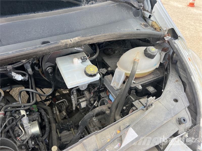 Renault Master Camion Benne Dump Truck (Inoperable) شاحنات قلابة