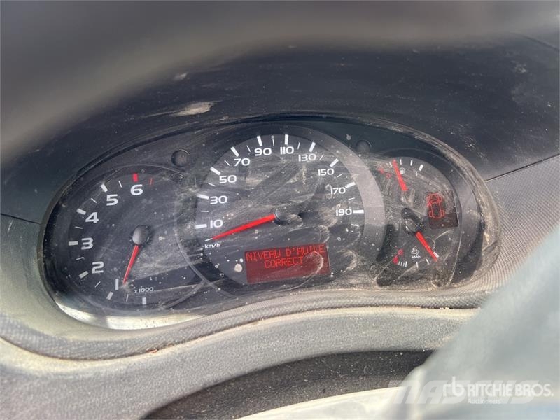 Renault Master Camion Benne Dump Truck (Inoperable) شاحنات قلابة