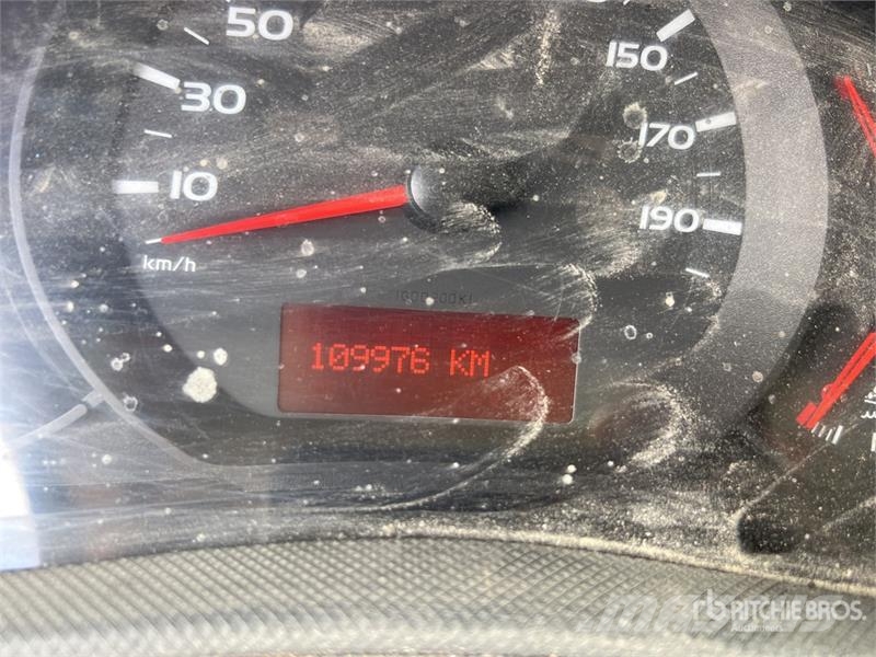 Renault Master Camion Benne Dump Truck (Inoperable) شاحنات قلابة