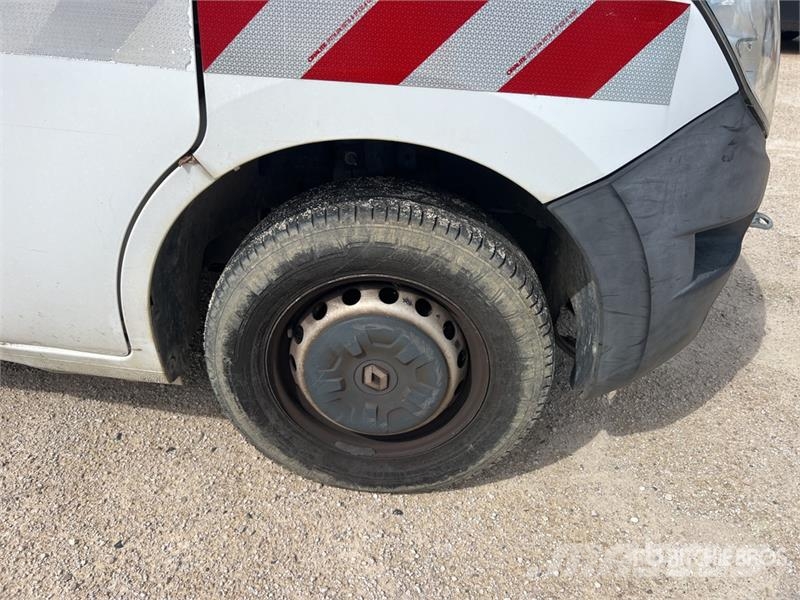Renault Master Camion Benne Dump Truck (Inoperable) شاحنات قلابة