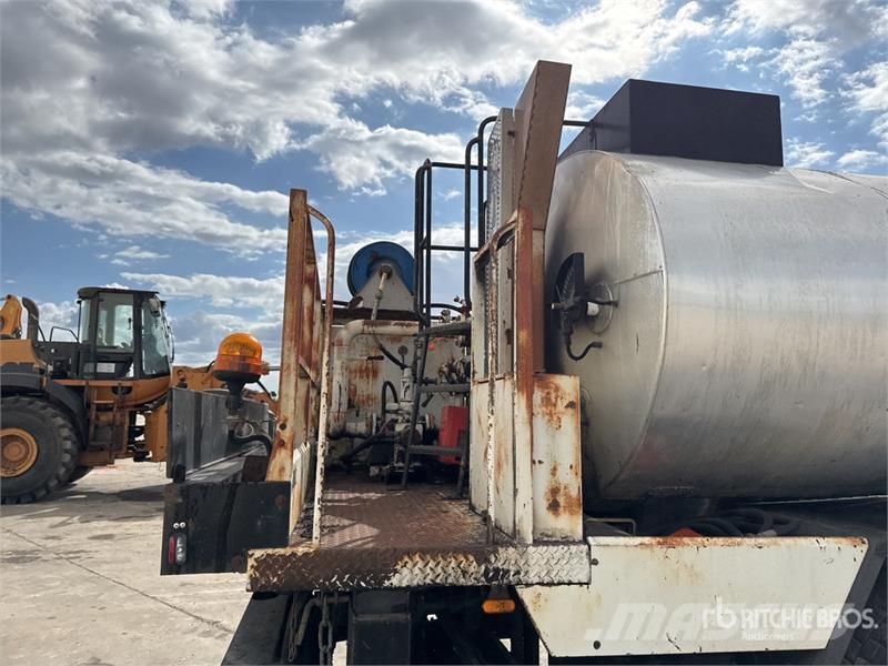 Renault Mauguin Repandeuse 9000 L on Renault Premium 320 タンカートラック