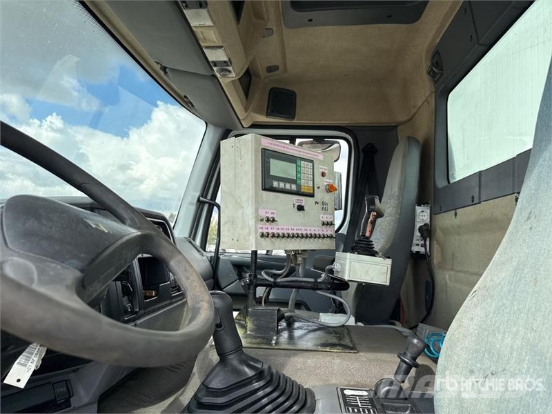 Renault Mauguin Repandeuse 9000 L on Renault Premium 320 タンカートラック