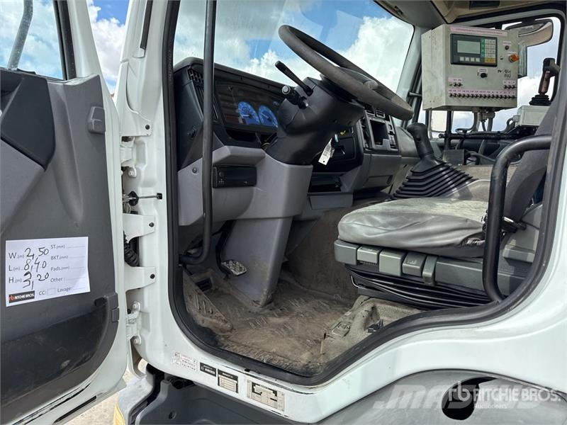 Renault Mauguin Repandeuse 9000 L on Renault Premium 320 タンカートラック