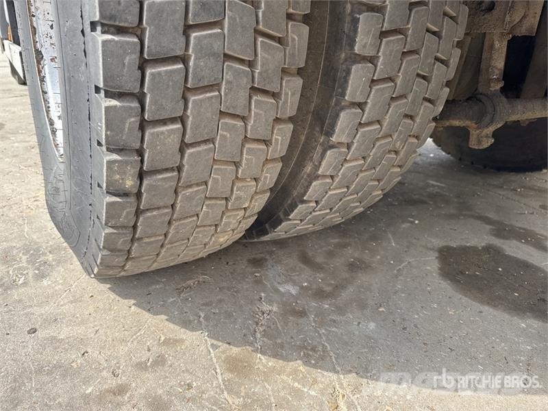 Renault Mauguin Repandeuse 9000 L on Renault Premium 320 タンカートラック