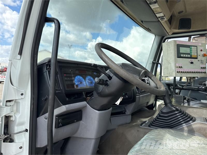 Renault Mauguin Repandeuse 9000 L on Renault Premium 320 タンカートラック