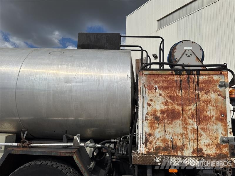Renault Mauguin Repandeuse 9000 L on Renault Premium 320 タンカートラック