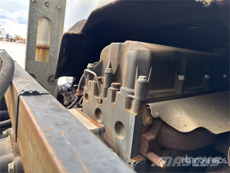 Renault Mauguin Repandeuse 9000 L on Renault Premium 320 タンカートラック