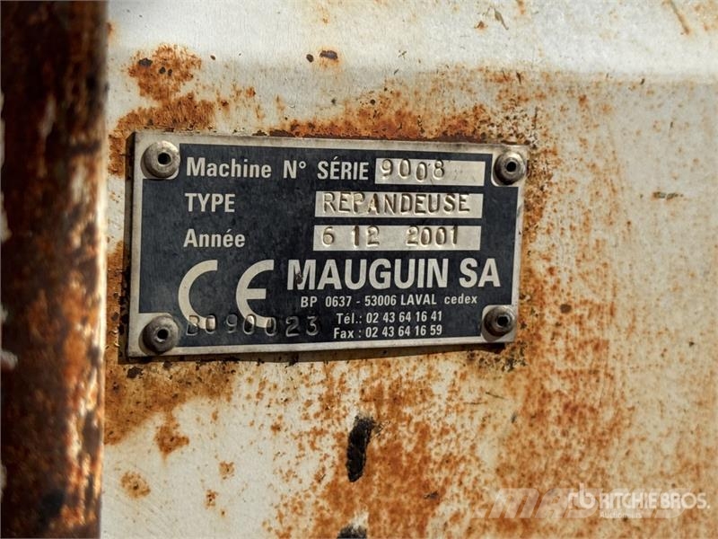 Renault Mauguin Repandeuse 9000 L on Renault Premium 320 タンカートラック