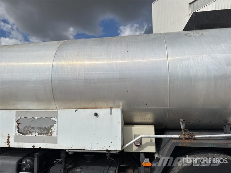 Renault Mauguin Repandeuse 9000 L on Renault Premium 320 タンカートラック