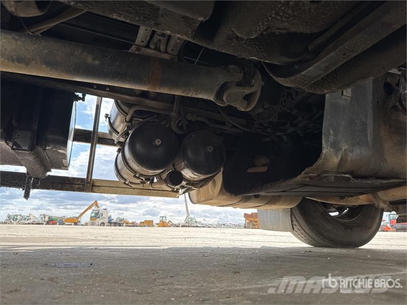 Renault Mauguin Repandeuse 9000 L on Renault Premium 320 タンカートラック