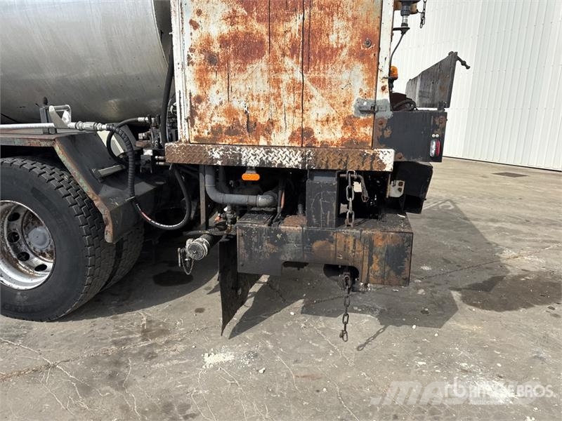 Renault Mauguin Repandeuse 9000 L on Renault Premium 320 タンカートラック