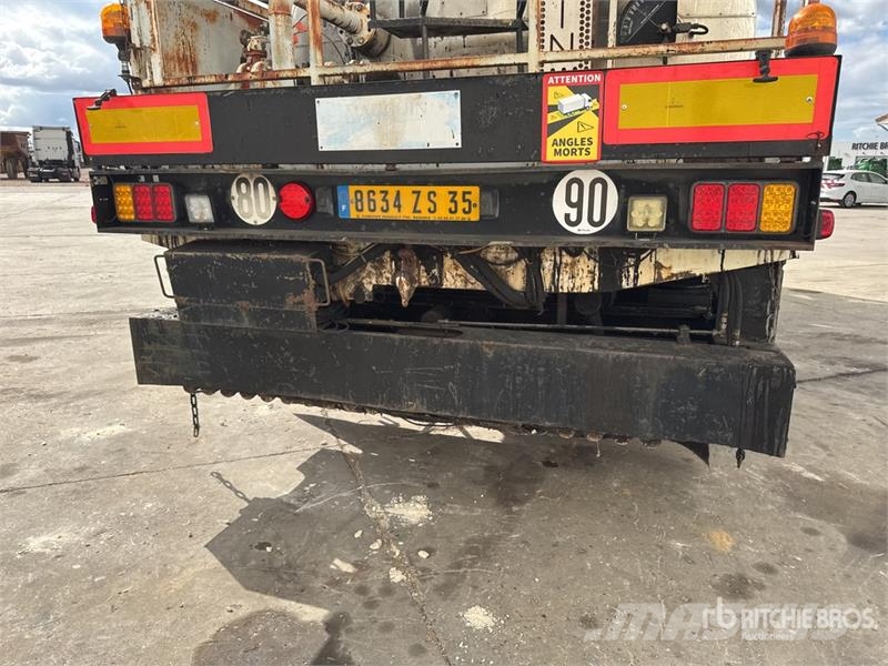 Renault Mauguin Repandeuse 9000 L on Renault Premium 320 タンカートラック