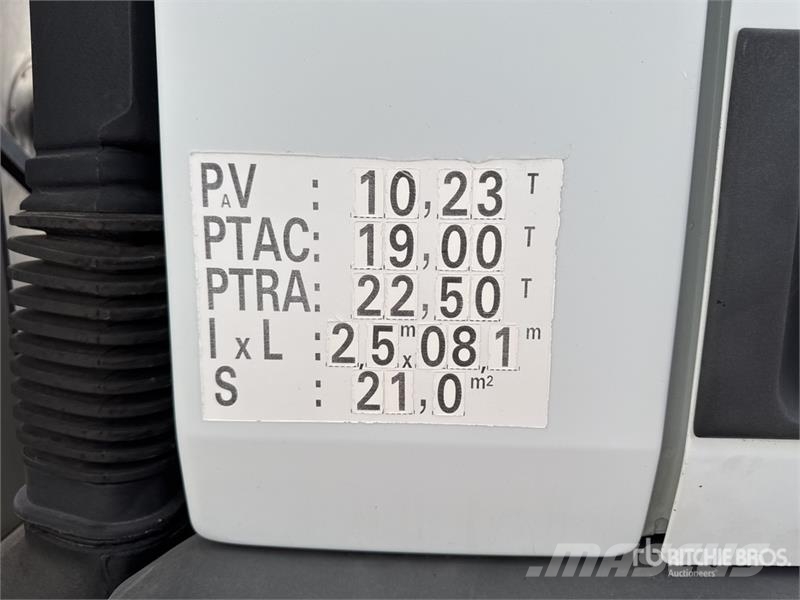 Renault Mauguin Repandeuse 9000 L on Renault Premium 320 タンカートラック