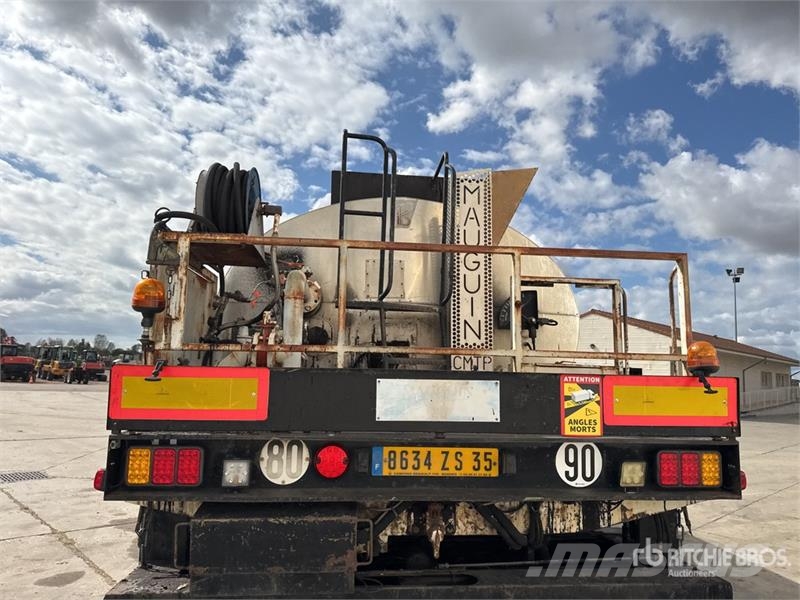 Renault Mauguin Repandeuse 9000 L on Renault Premium 320 タンカートラック