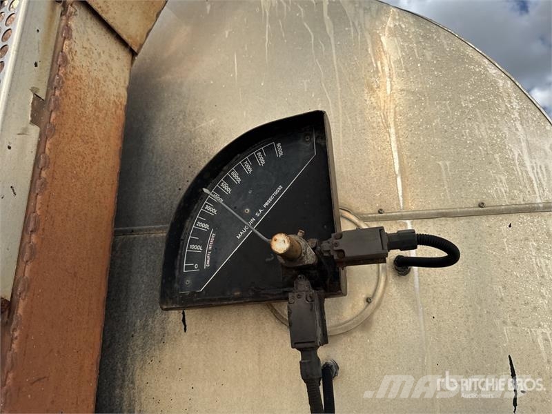 Renault Mauguin Repandeuse 9000 L on Renault Premium 320 タンカートラック