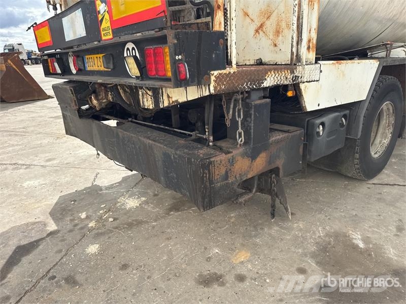 Renault Mauguin Repandeuse 9000 L on Renault Premium 320 タンカートラック