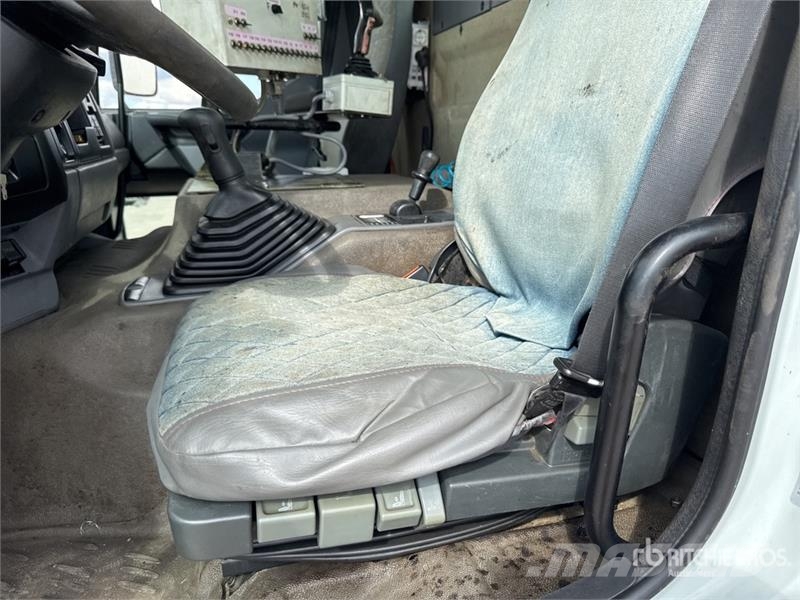 Renault Mauguin Repandeuse 9000 L on Renault Premium 320 タンカートラック