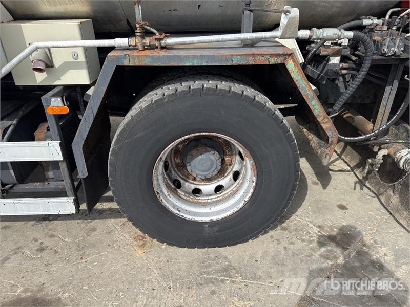 Renault Mauguin Repandeuse 9000 L on Renault Premium 320 タンカートラック