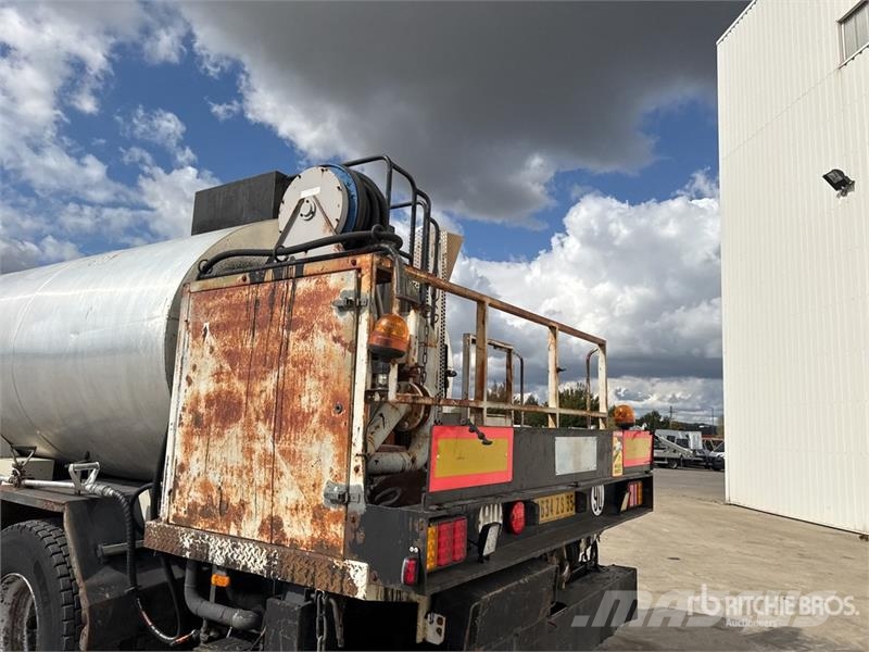 Renault Mauguin Repandeuse 9000 L on Renault Premium 320 タンカートラック
