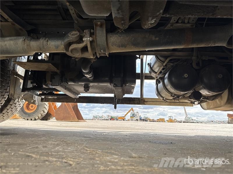 Renault Mauguin Repandeuse 9000 L on Renault Premium 320 タンカートラック