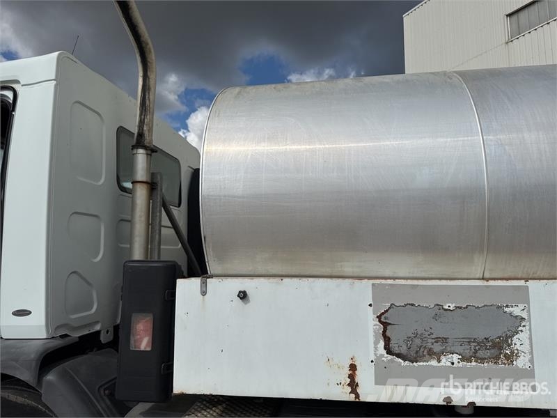 Renault Mauguin Repandeuse 9000 L on Renault Premium 320 タンカートラック
