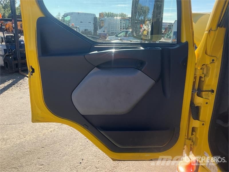 Renault Midlum 4x2 with Crane Tow Truck Bergungsfahrzeuge