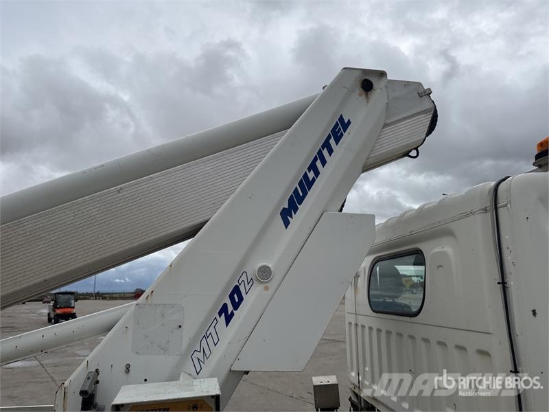 Renault MT 202 20 m on Renault Maxity 120 DXi 4x2 Camion N Camion nacelle
