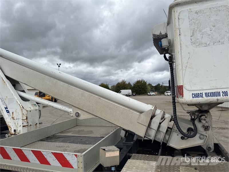 Renault MT 202 20 m on Renault Maxity 120 DXi 4x2 Camion N Camion nacelle