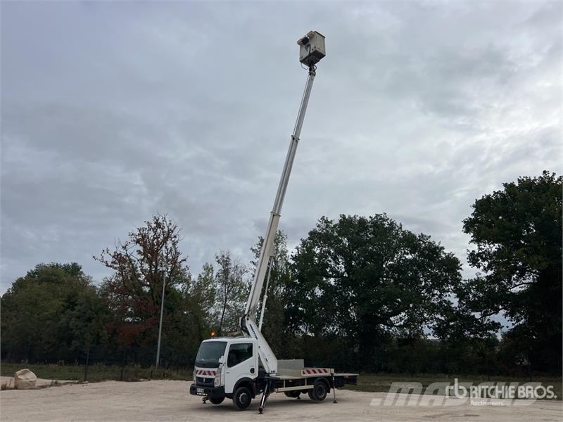 Renault MT182AZ 18 m on Renault F241 Camion Nacelle Bucket Avtokošare