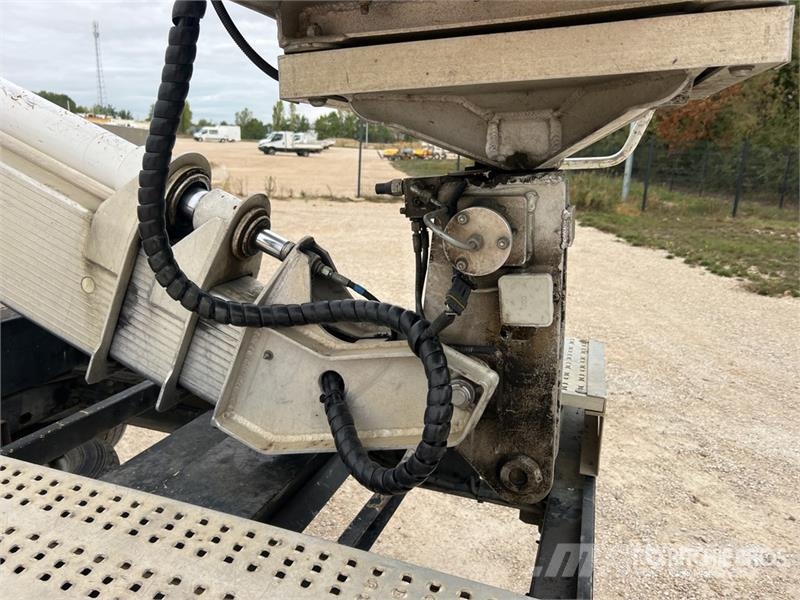 Renault MT182AZ 18 m on Renault F241 Camion Nacelle Bucket Avtokošare