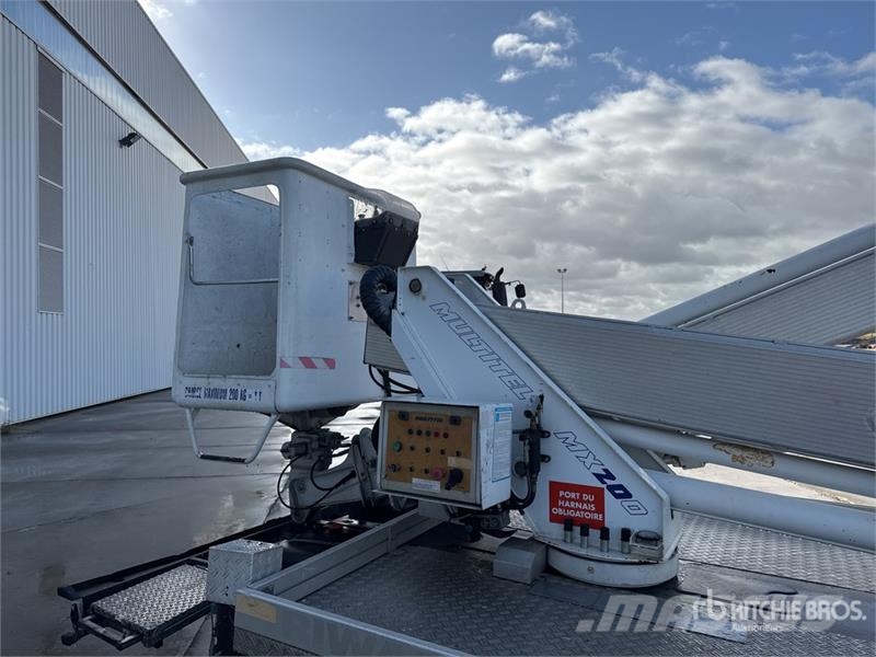 Renault MX 200 DS 20 m on Renault Maxity 120 DXi 4x2 Camio Camion nacelle