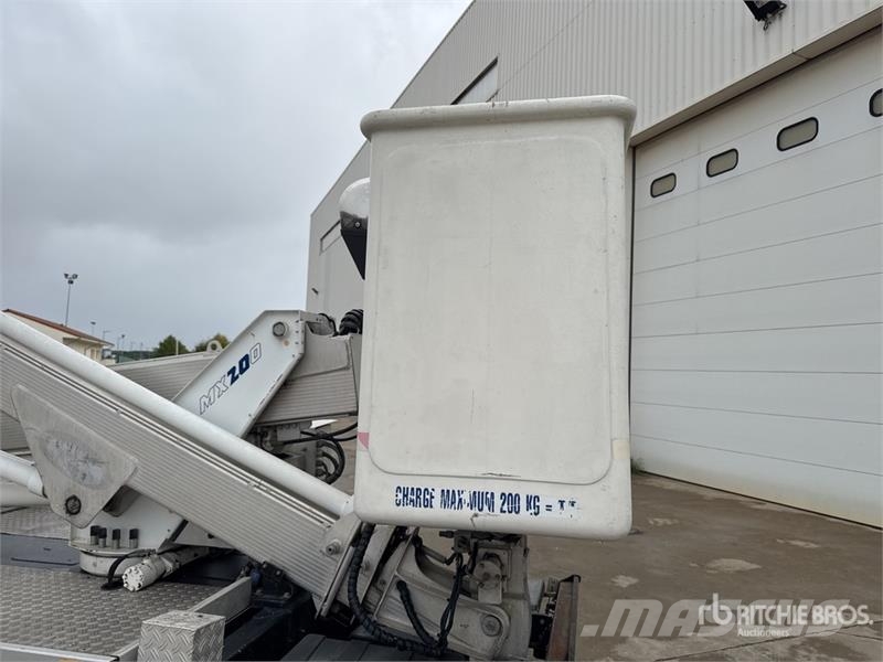 Renault MX 200 DS 20 m on Renault Maxity 120 DXi 4x2 Camio Camion nacelle
