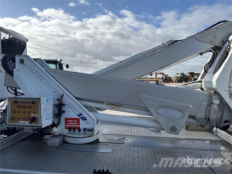 Renault MX 200 DS 20 m on Renault Maxity 120 DXi 4x2 Camio Camion nacelle