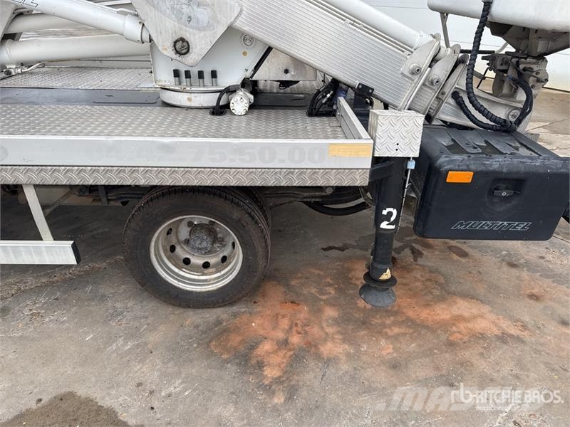 Renault MX 200 DS 20 m on Renault Maxity 120 DXi 4x2 Camio Camion nacelle