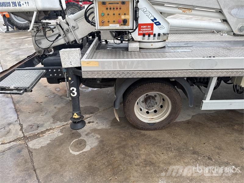Renault MX 200 DS 20 m on Renault Maxity 120 DXi 4x2 Camio Camion nacelle