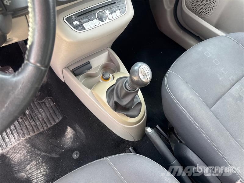 Renault New Twingo Automobile (Inoperable) Automašīnas