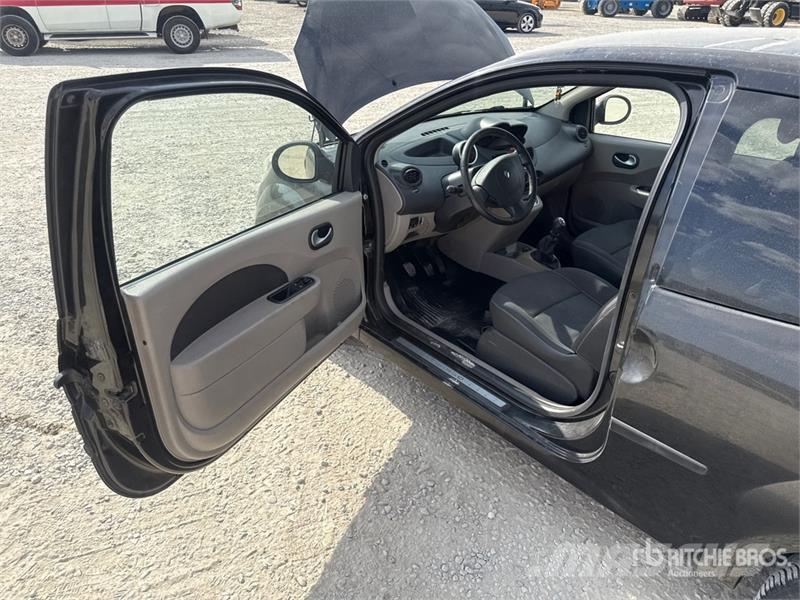Renault New Twingo Automobile (Inoperable) Automašīnas