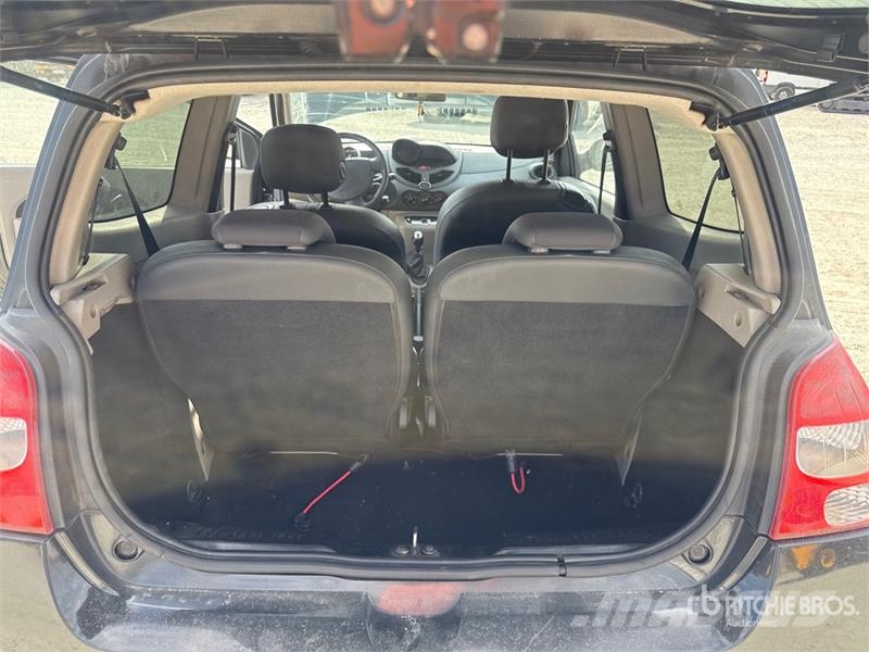 Renault New Twingo Automobile (Inoperable) Automašīnas