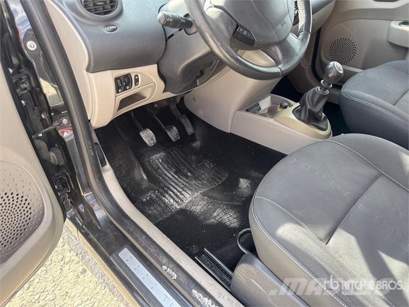 Renault New Twingo Automobile (Inoperable) Automašīnas